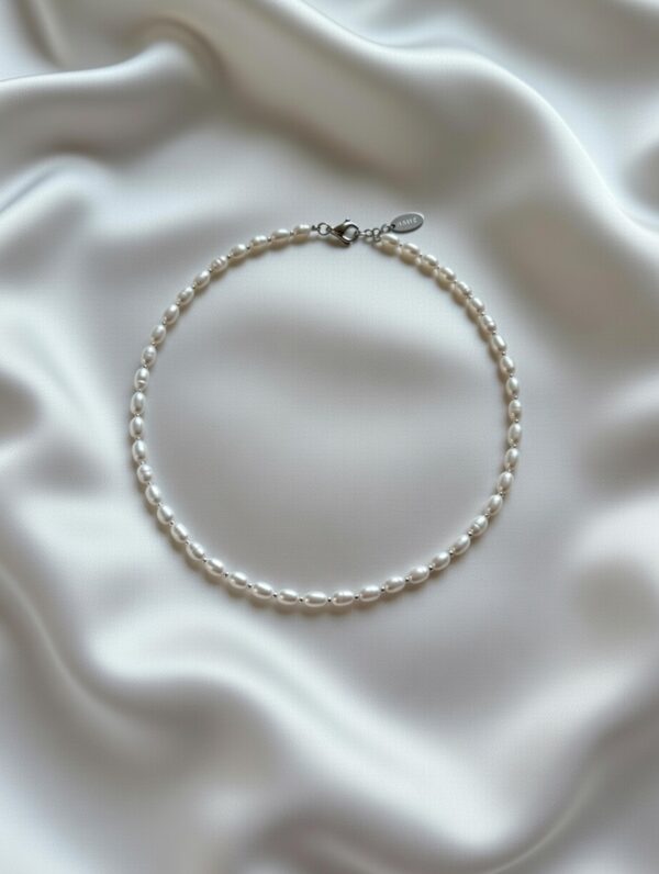 Delicate pearls choker