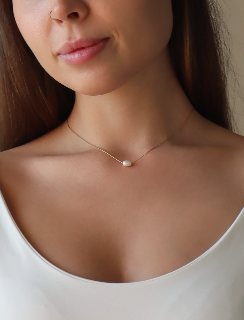 Femme pearl chain