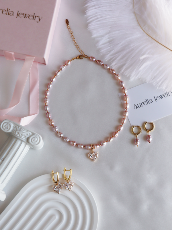 Heart pink pearl choker