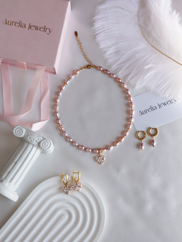 Heart pink pearl choker